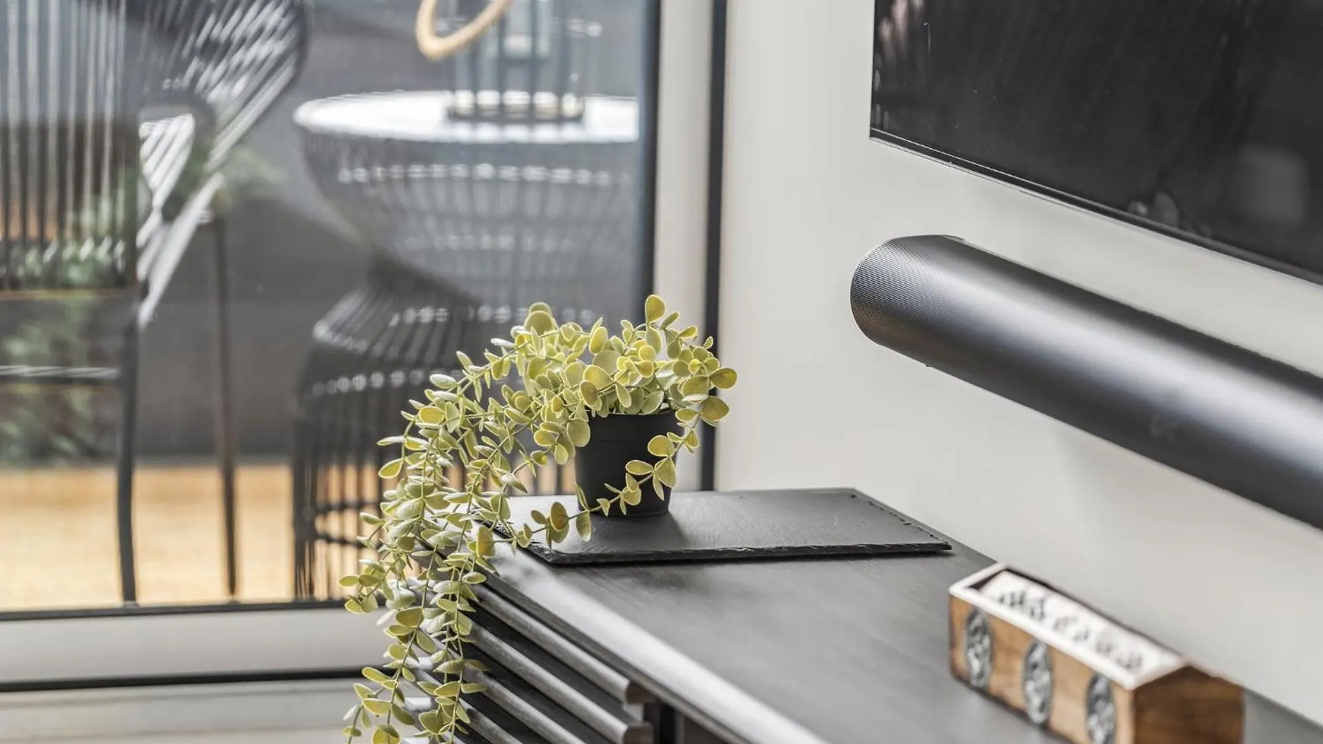 Designer Yonge & Eglinton Gem, Parking, 65 Tv Apartment Toronto