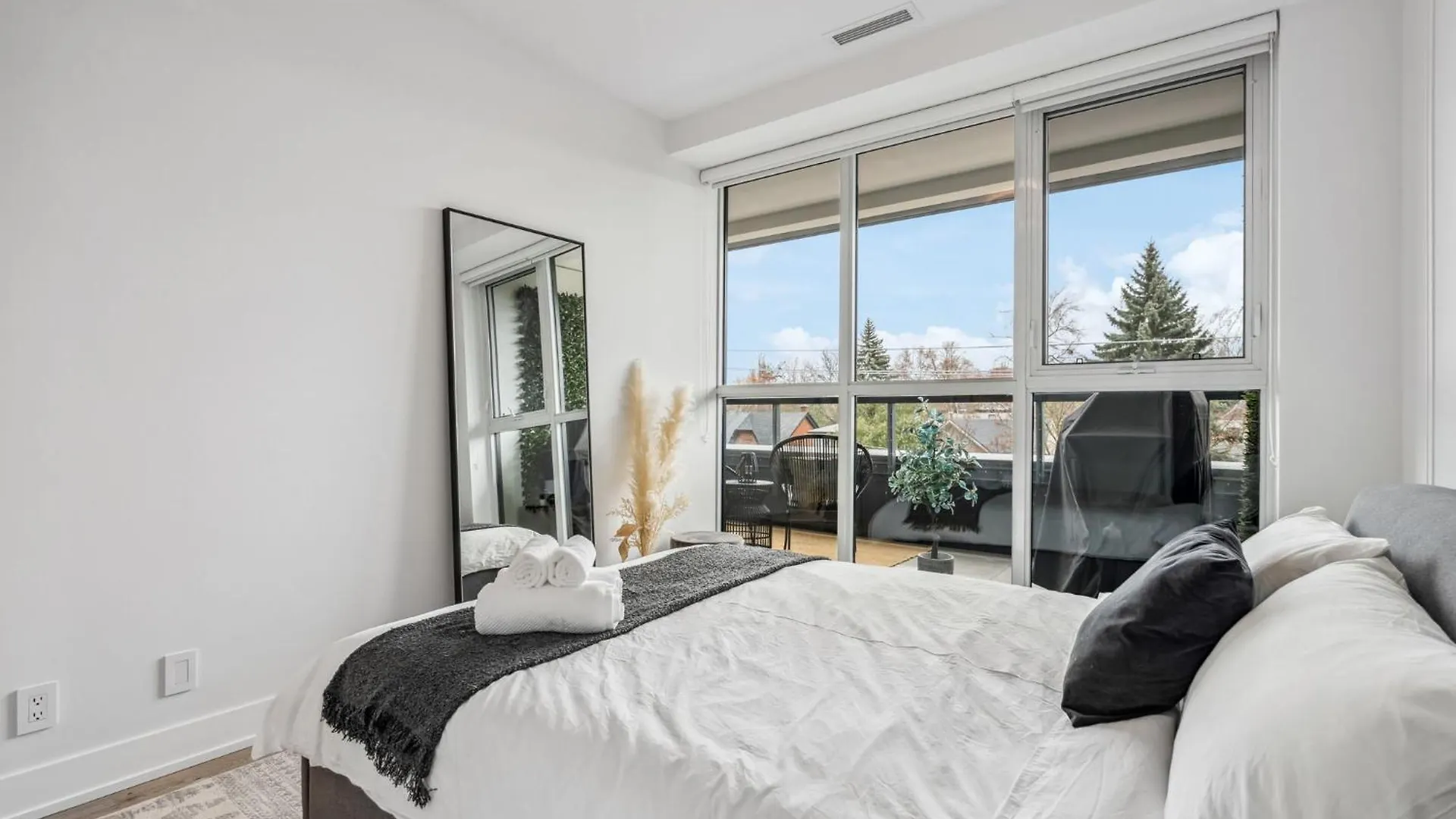 Designer Yonge & Eglinton Gem, Parking, 65 Tv Apartment Toronto Canada