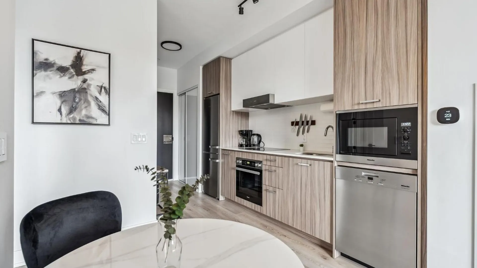 Designer Yonge & Eglinton Gem, Parking, 65 Tv Apartment Toronto Canada