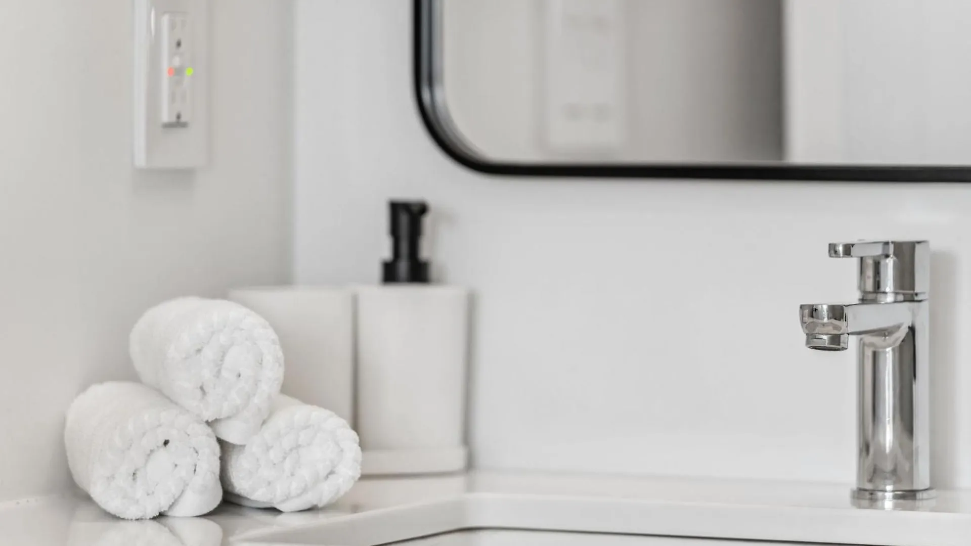 Designer Yonge & Eglinton Gem, Parking, 65 Tv Apartment Toronto