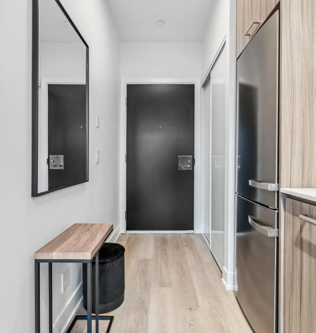 Designer Yonge & Eglinton Gem, Parking, 65 Tv Apartment Toronto