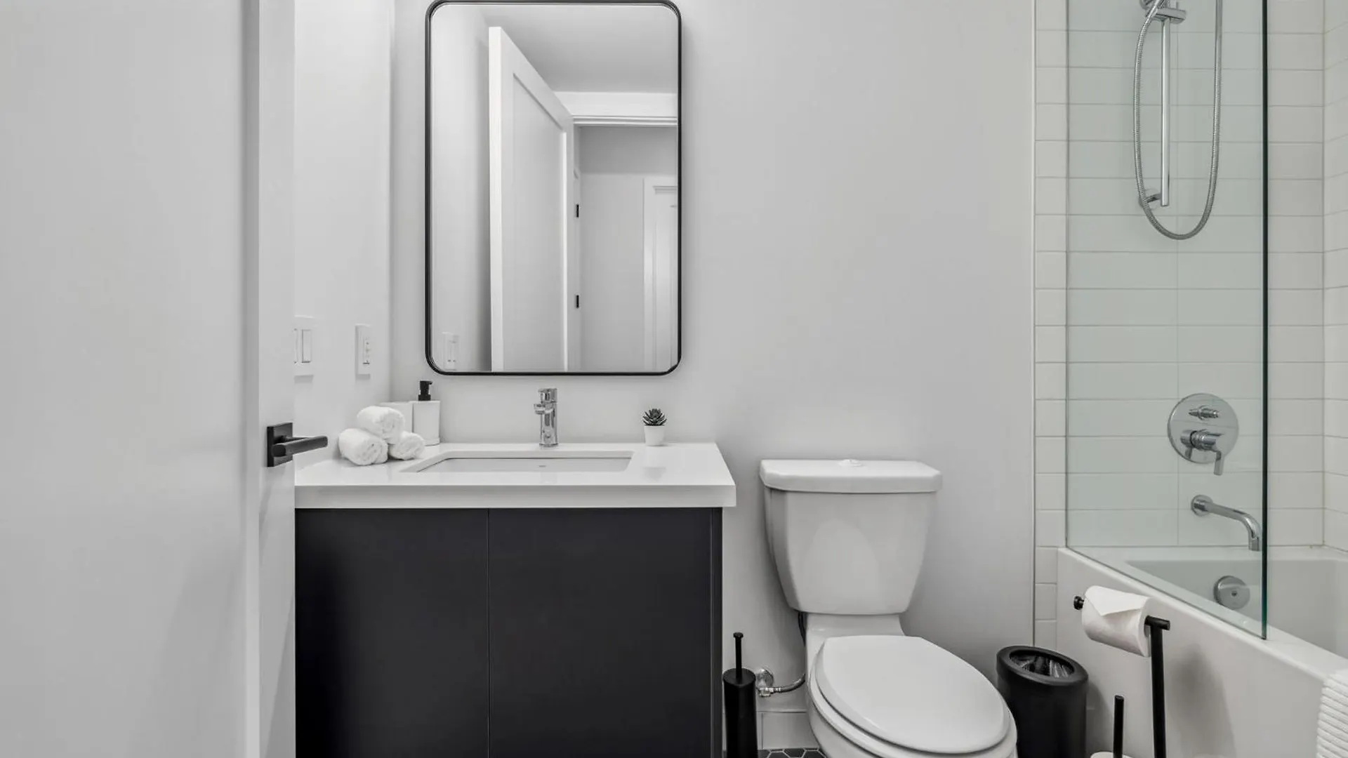 Designer Yonge & Eglinton Gem, Parking, 65 Tv Apartment Toronto