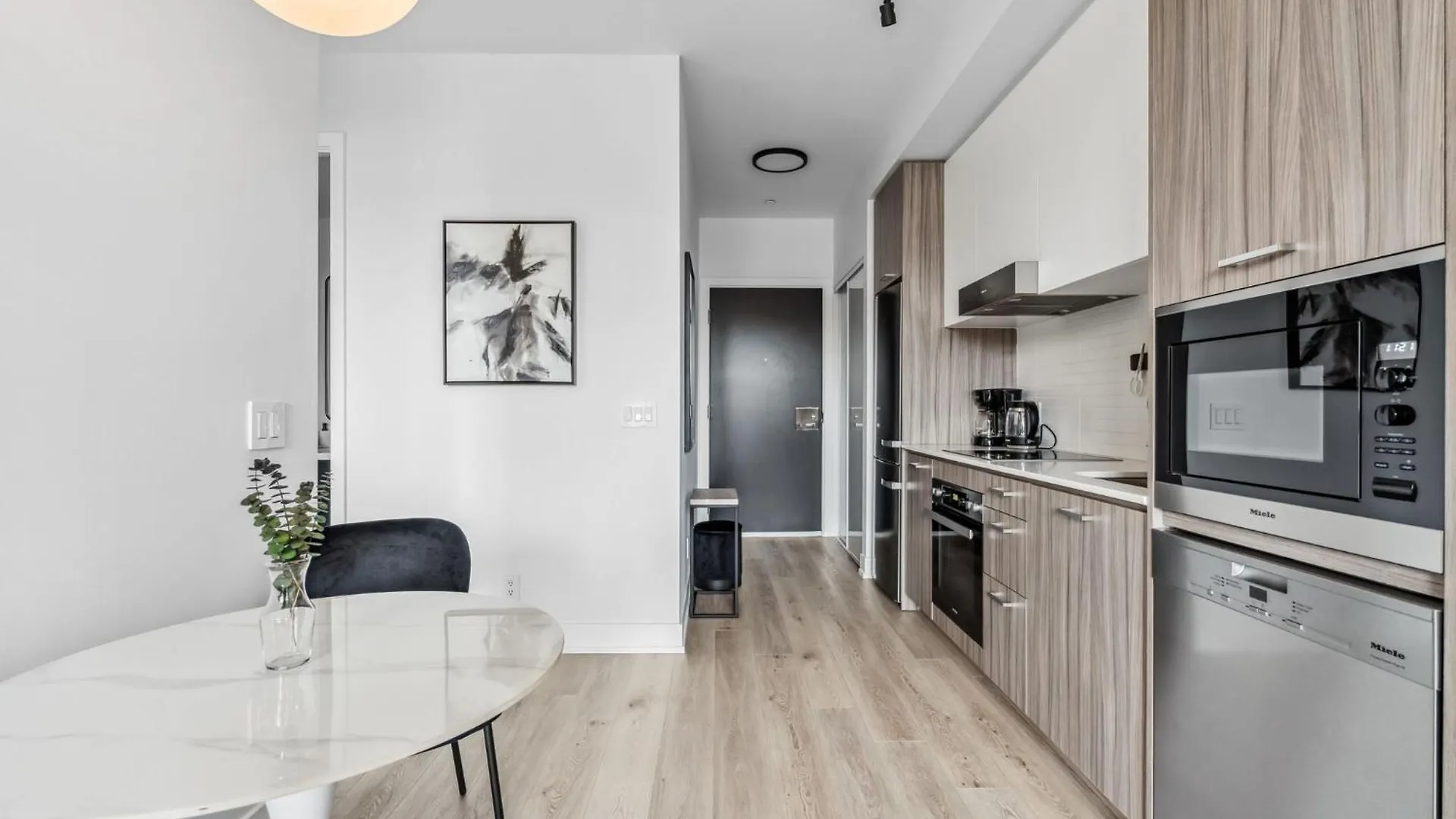 Designer Yonge & Eglinton Gem, Parking, 65 Tv Apartment Toronto