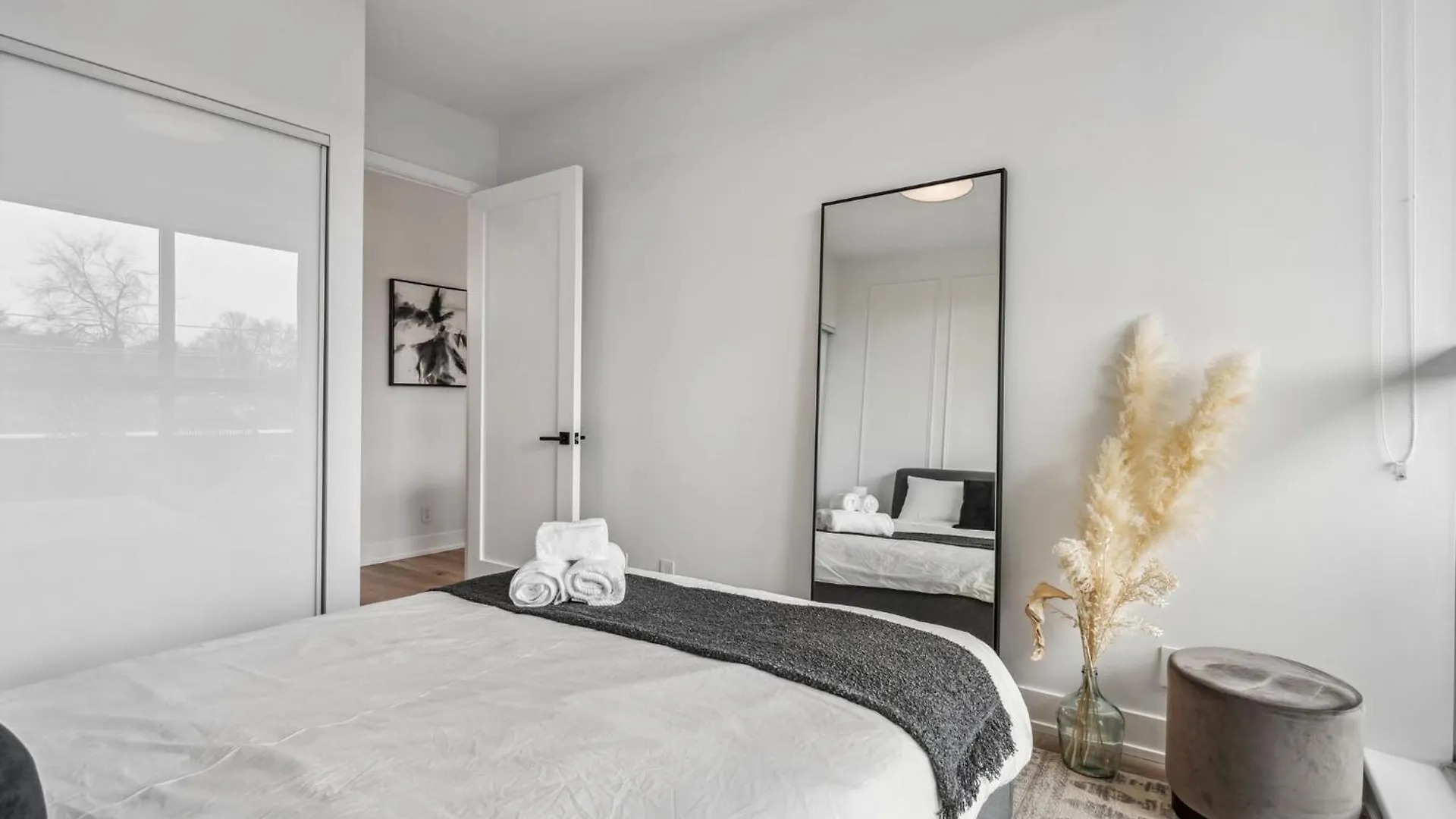 Designer Yonge & Eglinton Gem, Parking, 65 Tv Apartment Toronto 0*,  Canada