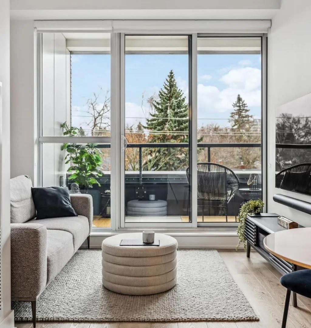 Designer Yonge & Eglinton Gem, Parking, 65 Tv Apartment Toronto