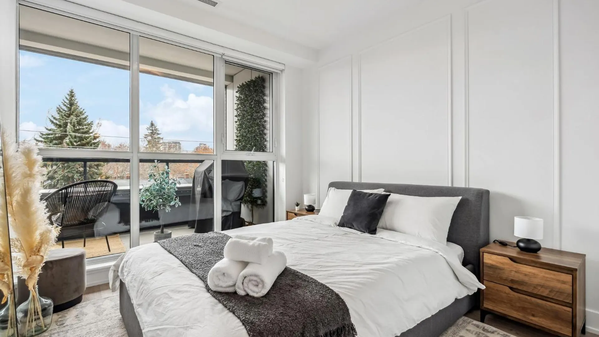 Designer Yonge & Eglinton Gem, Parking, 65 Tv Apartment Toronto
