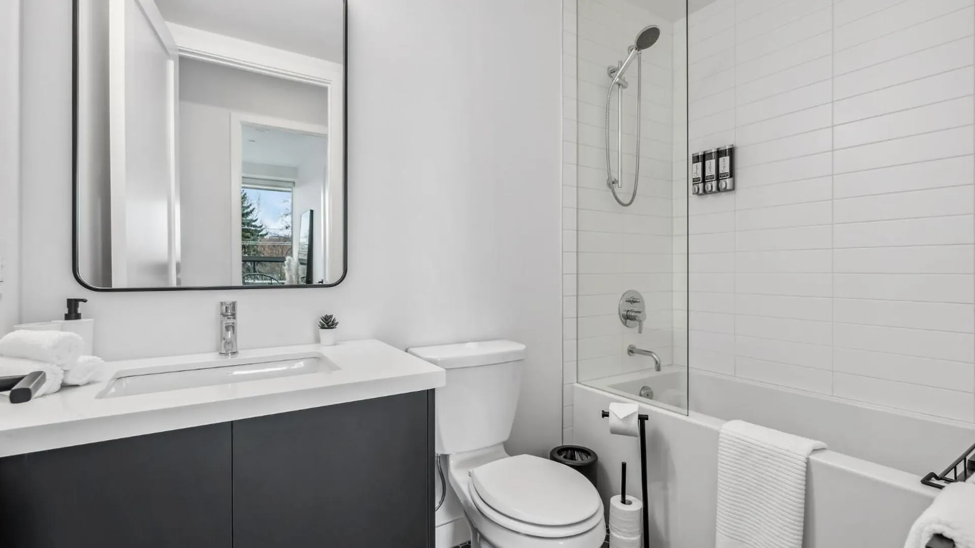 Designer Yonge & Eglinton Gem, Parking, 65 Tv Apartment Toronto Canada
