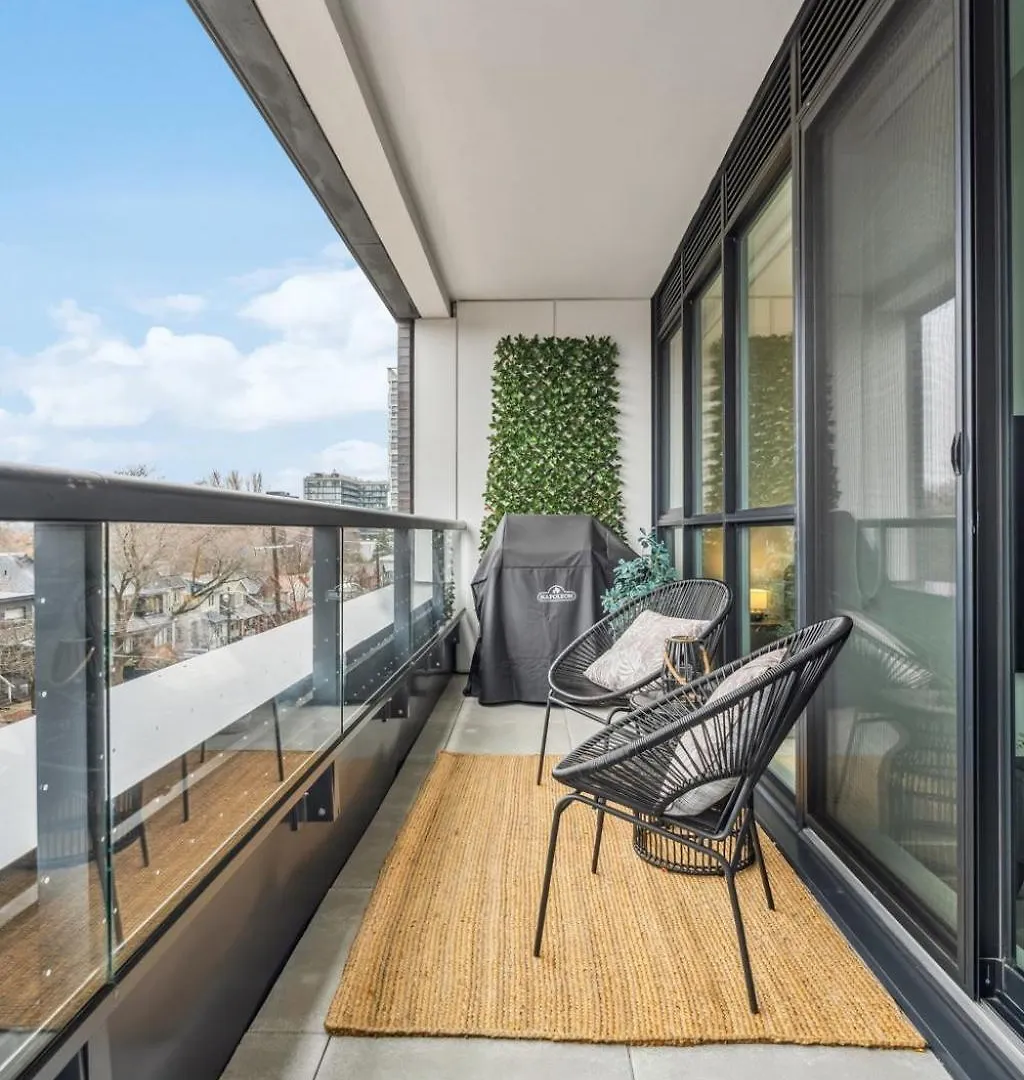 Designer Yonge & Eglinton Gem, Parking, 65 Tv Apartment Toronto