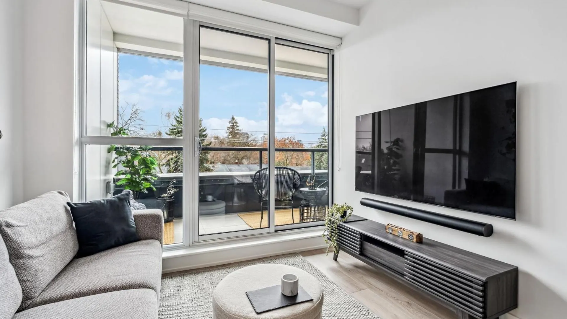 Designer Yonge & Eglinton Gem, Parking, 65 Tv Apartment Toronto